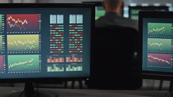 Selektivní Zaměření Burzovních Nebo Kryptoměnových Obchodních Grafů Obrazovkách Počítačových Monitorů — Stock video