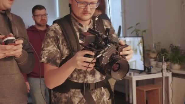 Main Deux Cameramen Testant Sac Dos Avec Support Caméra Utilisant — Video