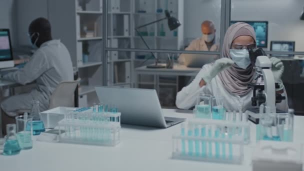 Pecho Joven Musulmana Técnica Laboratorio Bata Blanca Guantes Gafas Sentado — Vídeo de stock