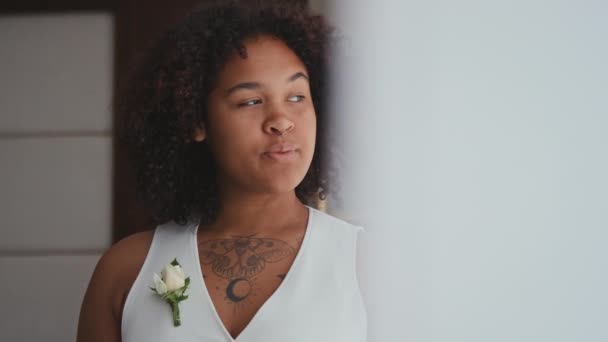 Mittlere Nahaufnahme Porträt Einer Glücklichen Afroamerikanischen Braut Weißer Weste Mit — Stockvideo