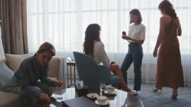 Genç gelinin, nedimelerinin ve profesyonel makyözün yavaş çekimleri düğün ve kutlama hazırlıkları yapıyor.