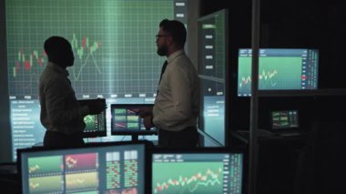 Afrika kökenli Amerikalı ve Kafkas erkeklerinin seçici odak noktası gece geç saatlerde birlikte çalışarak hisse senedi ticareti stratejisini tartışmaları.