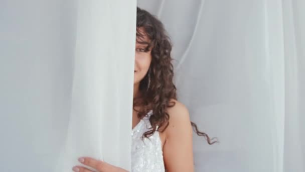 Retrato Elegante Joven Novia Caucásica Con Pelo Largo Rizado Usando — Vídeo de stock