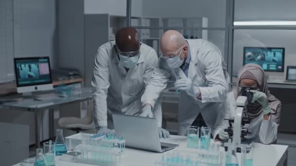 Laboratuvarda Çalışan Konuşan Dizüstü Bilgisayar Kullanan Mikroskop Kullanan Kimyasallarla Test — Stok video