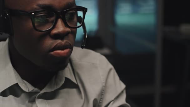 Close Jovem Negro Vestindo Óculos Fone Ouvido Trabalhando Escritório Tarde — Vídeo de Stock