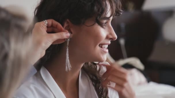 Felismerhetetlen Barátok Segítik Gyönyörű Fiatal Menyasszony Választani Csillár Fülbevaló Esküvő — Stock videók