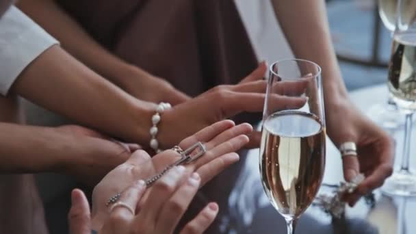 Masada Oturan Tanınmamış Kadınlar Genç Geline Düğün Için Iyi Mücevher — Stok video
