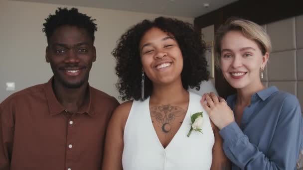 Moderna Novia Afroamericana Dos Amigos Étnicamente Diversos Pie Interior Sonriendo — Vídeo de stock