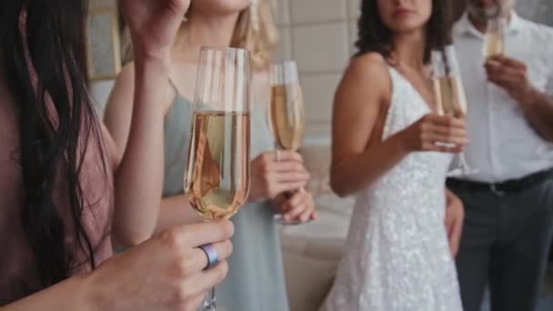 她的朋友和亲戚们在婚礼前聊着天 喝着起泡的葡萄酒 有选择地聚在了一起 — 图库视频影像