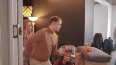 Orta uzunluktaki aktörler, yapımcılar, kameramanlar ve diğer ekipler sette, gündüz film çekiyorlar.