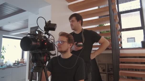 两名男性摄影师在室内用专业摄像机拍摄电影的低角度镜头 — 图库视频影像