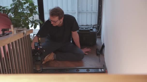 Alto Ángulo Joven Camarógrafo Masculino Usando Cámara Profesional Mini Slider — Vídeo de stock