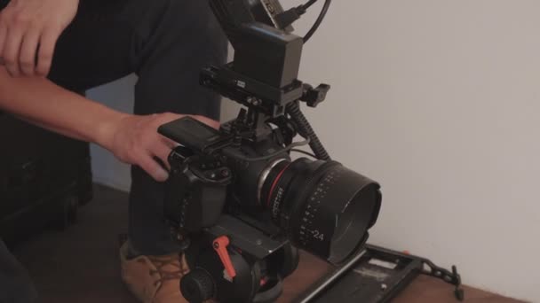 Baixa Seção Videógrafo Recortado Configuração Câmera Filme Produção Mídia Definido — Vídeo de Stock