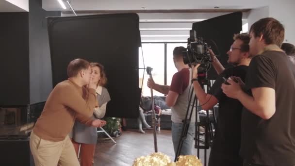 Medio Tiempo Actores Productores Camarógrafos Asistentes Set Filmando Vídeo Comercial — Vídeos de Stock