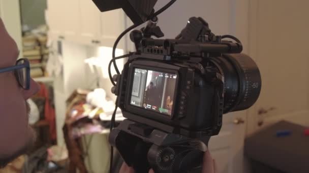 Zbliżenie Przycięte Mężczyzna Kamerzysta Filmowanie Film Profesjonalny Kamera Wewnątrz — Wideo stockowe