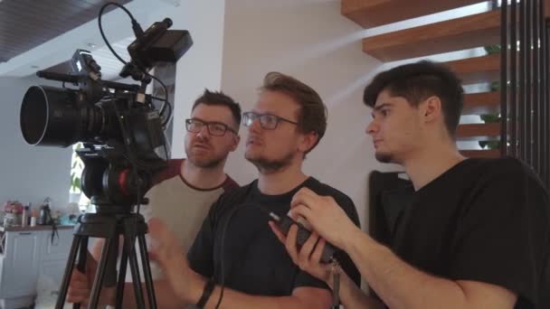 Bajo Ángulo Tres Miembros Del Equipo Producción Medios Masculinos Filmando — Vídeo de stock
