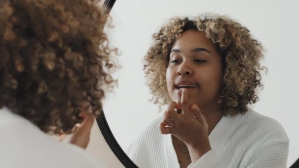 Ung Afroamerikansk Kvinna Står Framför Spegeln Gör Morgon Hudvård Rutin — Stockvideo