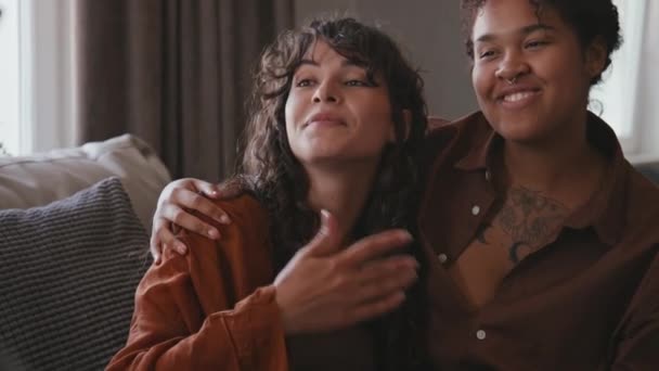 Moderna Pareja Lesbiana Étnicamente Diversa Sentada Sofá Frente Sus Familiares — Vídeos de Stock