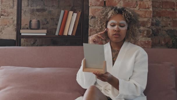 Tineri Negru Femeie Purtând Halat Așezat Camera Dimineața Uitându Oglindă — Videoclip de stoc