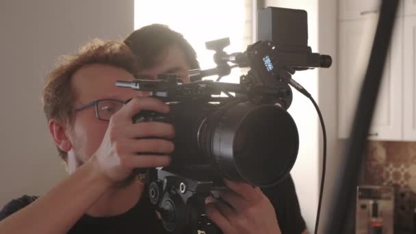 Nahaufnahme Eines Jungen Männlichen Videofilmers Und Assistenten Bei Der Arbeit — Stockvideo