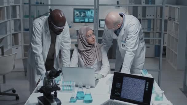 Unghi Înalt Trei Oameni Știință Diverși Care Lucrează Împreună Laborator — Videoclip de stoc