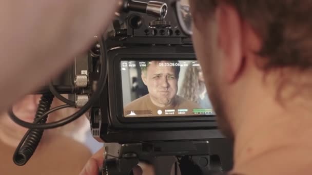 Sobre Hombro Del Camarógrafo Filmando Película Rodada Actor Ojos Azules — Vídeo de stock
