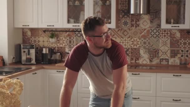 Średni Biały Mężczyzna Okularach Stojący Nowoczesnej Kuchni Dzień Rozmawiający Niewidzialnym — Wideo stockowe