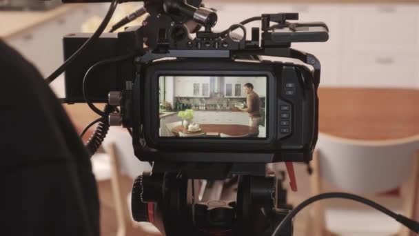 Seguimiento Cámara Recortada Filmando Video Comercial Cámara Profesional Dos Actores — Vídeos de Stock