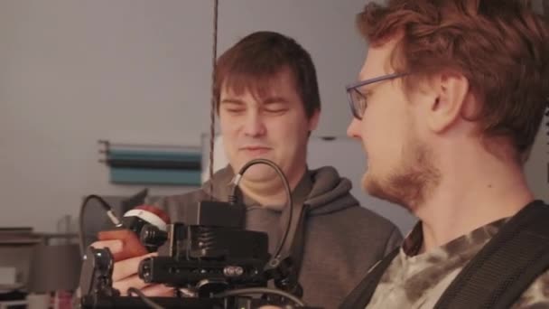 Handheld Close Dois Cinegrafistas Testando Mochila Com Montagem Câmera Usando — Vídeo de Stock