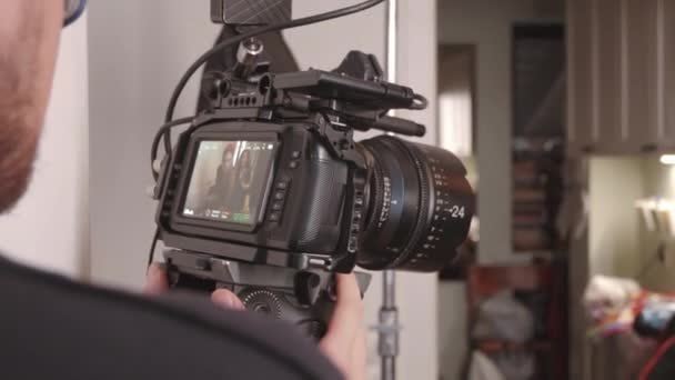 Sobre Hombro Del Camarógrafo Filmando Video Comercial Cámara Profesional Interiores — Vídeo de stock