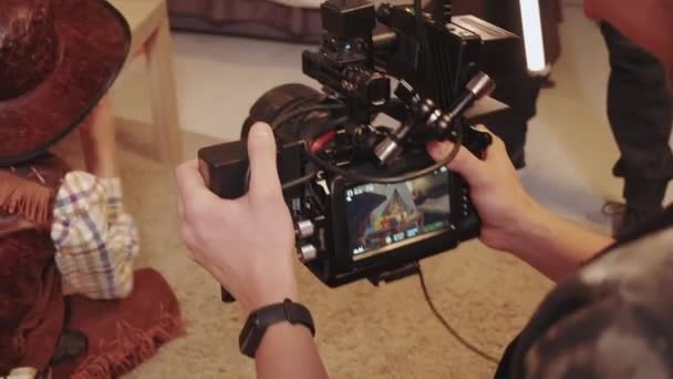 Sobre Ombro Câmera Profissional Videógrafo Recortado Filmando Vídeo Stock — Vídeo de Stock