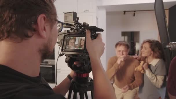Sobre Hombro Del Videógrafo Filmando Película Rodada Actor Ojos Azules — Vídeo de stock