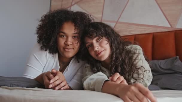 Retrato Pareja Lesbiana Étnicamente Diversa Encantadora Usando Ropa Casual Relajándose — Vídeo de stock