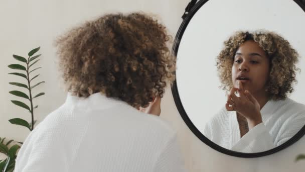 Schöne Junge Schwarze Frau Weißer Robe Die Vor Dem Spiegel — Stockvideo