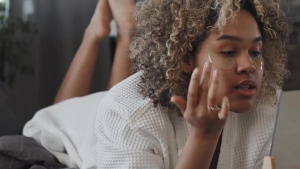 Nahaufnahme Einer Jungen Schwarzen Frau Robe Die Sich Morgens Auf — Stockvideo
