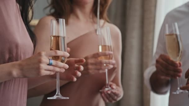 何かについて話してシャンパンと眼鏡を保持結婚式パーティーに集まった認識できない女性と男の選択的フォーカスメディアセクションショット — ストック動画