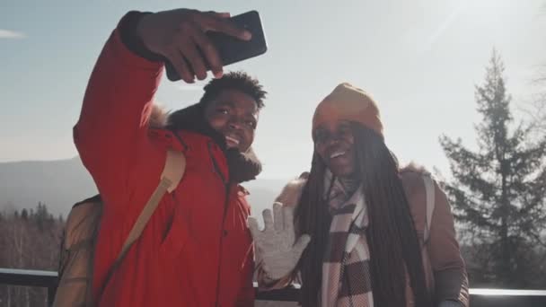 Moderna Unga Afroamerikanska Turister Står Vid Utsiktsdäck Bergstoppen Vinterdagen Med — Stockvideo