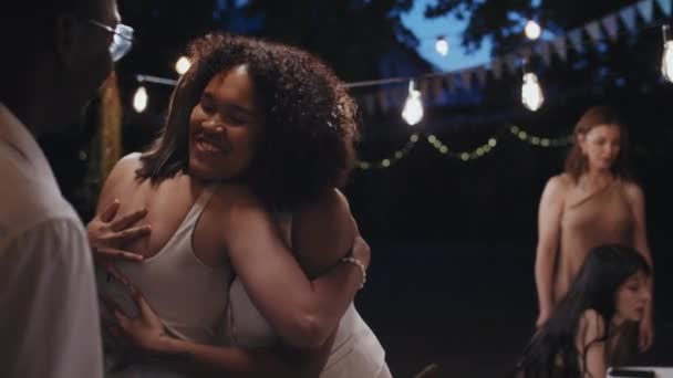 Joven Negro Recién Casada Saludando Sus Mejores Amigos Con Abrazos — Vídeos de Stock