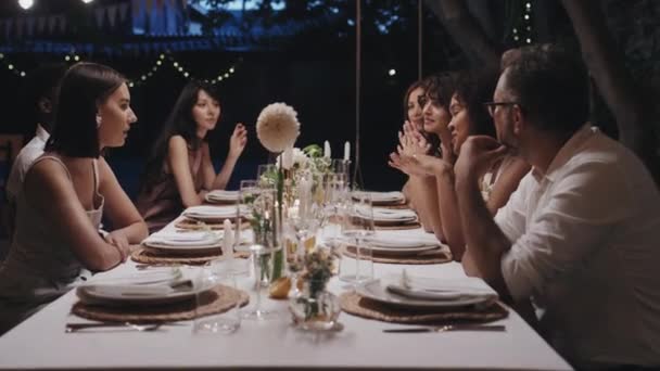 Moderna Pareja Lesbianas Casadas Familia Amigos Sentados Mesa Festiva Cafetería — Vídeos de Stock