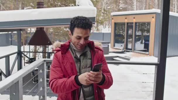 Mladý Muž Stojící Venku Zimním Dni Ukazuje Legrační Fotografie Smartphonu — Stock video