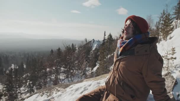 Современный Кавказский Человек Сидит Спокойно Земле Покрытой Снегом Наслаждаясь Солнечным — стоковое видео