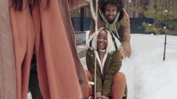 Deux Jeunes Gens Tirant Poussant Traîneau Joyeuse Jeune Femme Noire — Video