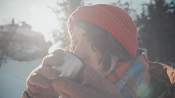 白种人年轻英俊男子的特写 他喜欢在高山上度过阳光灿烂的冬日 喝着热茶 欣赏美景 — 图库视频影像