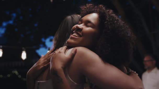 Jóvenes Amigos Felicitando Feliz Mujer Negra Con Día Boda Abrazándola — Vídeo de stock