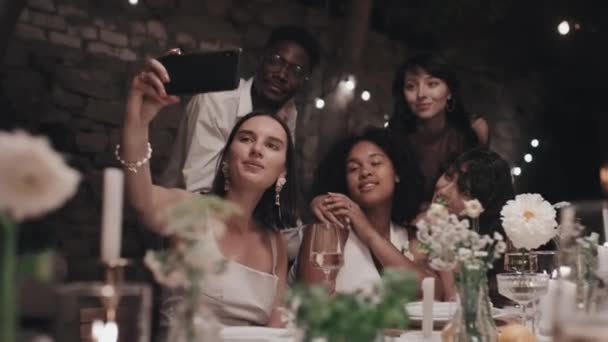 Grupo Étnicamente Diverso Amigos Tomando Selfie Con Jóvenes Lesbianas Recién — Vídeo de stock