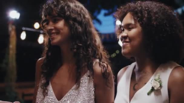 Medio Primer Plano Étnicamente Diversa Joven Pareja Lesbianas Disfrutando Fiesta — Vídeos de Stock