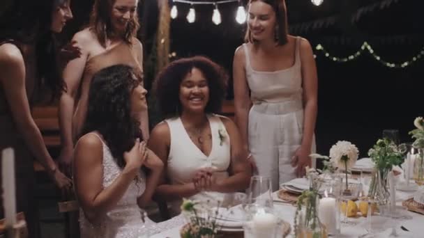 现代多种族的女同性恋夫妇在聚会上向亲朋好友展示他们的结婚戒指 — 图库视频影像