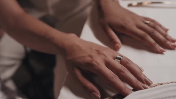 Vysoký Úhel Zblízka Moderní Nepoznatelné Lesbičky Novomanželé Ruce Snubními Prsteny — Stock video