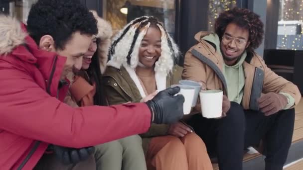 Vier Multiethnische Freunde Sitzen Einem Wintertag Auf Der Veranda Und — Stockvideo
