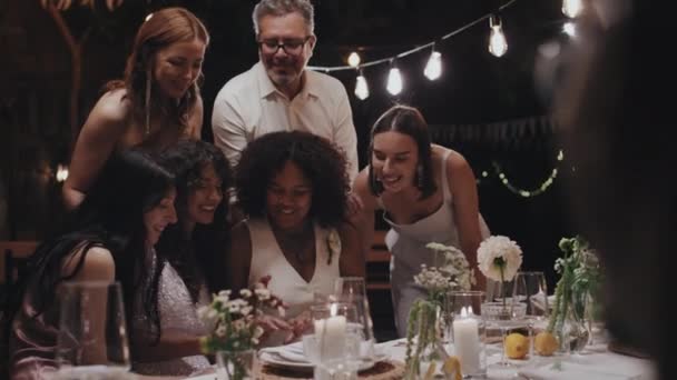 Grupa Krewnych Przyjaciół Gratuluje Zróżnicowanej Etnicznie Lesbijskiej Parze Dniem Ślubu — Wideo stockowe